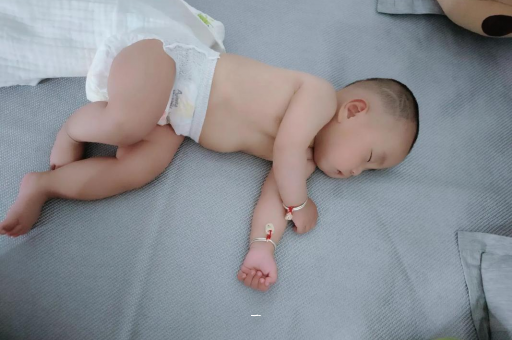 莱州宝宝胳膊上起红疙瘩